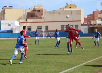 La lucha en el centro del campo fue muy dura debido al viento que sopló en nuestra ciudad.