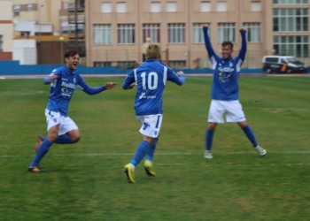 Kiu, de espaldas, celebra el único gol del partido con sus compañeros.