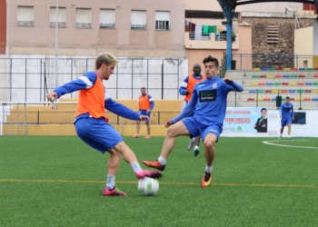 El lateral de la UD Melilla, a la izquierda, en la sesión de entrenamiento en La Espiguera.