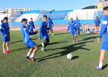 Los jugadores de la primera plantilla unionista, en la realización de un rondo.