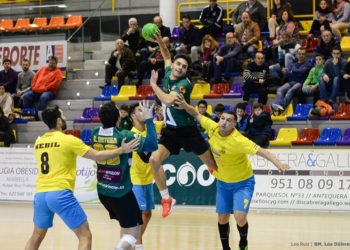 Uno de los jugadores antequeranos, en plena acción de tiro.