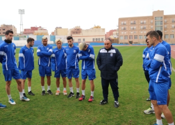 Charla del primer entrenador unionista, Josu Uribe, antes del inicio del trabajo.