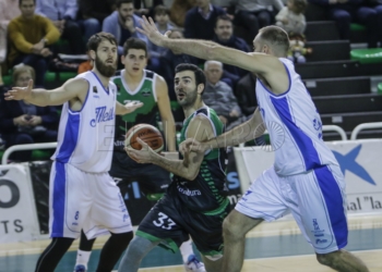 Parejo trata de superar a Pablo Almazán y Óliver Arteaga en el encuentro disputado anoche en Cáceres.