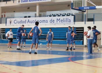 Lanzamiento de tiro libre para Óliver Arteaga en el entrenamiento de ayer lunes.
