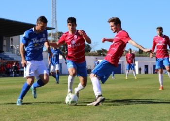 Nacho Aznar es un delantero que no se lo piensa a la hora de encarar a cuantos jugadores contrarios se interpongan entre él y la portería del rival de turno.