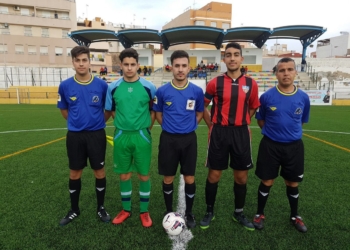 Trío arbitral con los capitanes de ambos equipos.