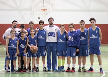Los componentes del equipo infantil se hicieron una foto junto al técnico del primer equipo, Alejandro Alcoba.