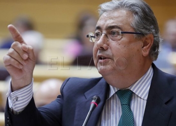 GRA287. MADRID, 07/02/2017.- El ministro del Interior, José Ignacio Zoido, durante una de sus intervenciones en la sesión de control al Gobierno que se celebra hoy en el pleno del Senado. EFE/Juan Carlos Hidalgo