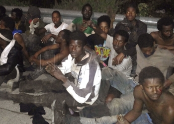 GRA028. CEUTA, 20/02/2017.- Unos 350 inmigrantes subsaharianos saltaron la valla construida en la frontera entre la ciudad española de Ceuta (norte de África) y Marruecos, y se adentraron de forma masiva en España. El salto a la valla se produjo poco antes de las 4.00 hora local (3.00 GMT) de hoy, en una madrugada con fuerte viento e intensas lluvias en la ciudad, pocos días después de la última entrada, ocurrida el pasado viernes, en la que llegaron a acceder otras 498 personas. La Cruz Roja está atendiendo a los inmigrantes, once de los cuales fueron trasladados al hospital, ocho con heridas de distinta consideración y tres con posibles fracturas. EFE/Reduan