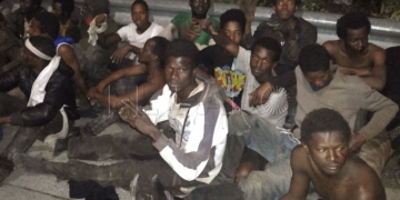 GRA028. CEUTA, 20/02/2017.- Unos 350 inmigrantes subsaharianos saltaron la valla construida en la frontera entre la ciudad española de Ceuta (norte de África) y Marruecos, y se adentraron de forma masiva en España. El salto a la valla se produjo poco antes de las 4.00 hora local (3.00 GMT) de hoy, en una madrugada con fuerte viento e intensas lluvias en la ciudad, pocos días después de la última entrada, ocurrida el pasado viernes, en la que llegaron a acceder otras 498 personas. La Cruz Roja está atendiendo a los inmigrantes, once de los cuales fueron trasladados al hospital, ocho con heridas de distinta consideración y tres con posibles fracturas. EFE/Reduan