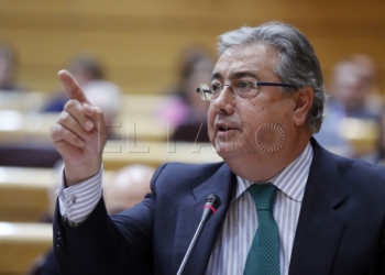 GRA287. MADRID, 07/02/2017.- El ministro del Interior, José Ignacio Zoido, durante una de sus intervenciones en la sesión de control al Gobierno que se celebra hoy en el pleno del Senado. EFE/Juan Carlos Hidalgo