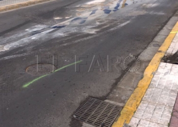 Un joven sin carné estrella el coche contra la farola y da positivo en el test de alcoholemia