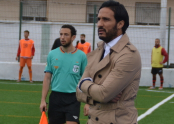 El técnico ribereño, en el banquillo, en uno de los partidos de su equipo en el campo de La Espiguera.