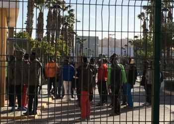 Un centenar de inmigrantes intenta saltar la valla de Melilla y entra una decena