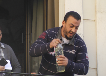 Un hombre amenaza con prenderse fuego en público si desalojan a su familia de un hotel