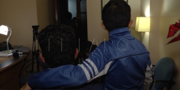 Abdelhamid Marghich, padre de la niña que se clavó un cuchillo en el abdomen, junto a su pequeño Shaid Marghich