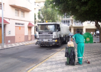 Imagen de archivo de un trabajador de limpieza.