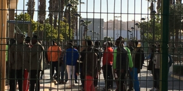 Inmigrantes del CETI reciben a 12 de los 18 subsaharianos que saltaron ayer la valla al grito de ¡Bosa!