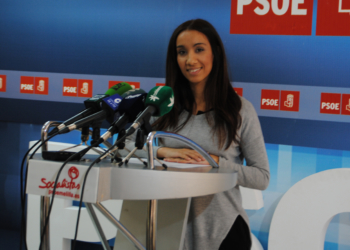 Lamia Kaddur recuerda que el último colegio inaugurado en Melilla se hizo con un Gobierno socialista.