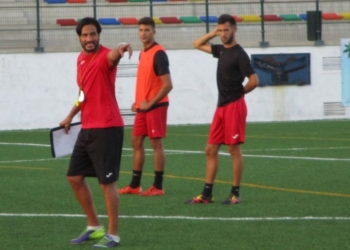 El técnico melillense, en una de las sesiones de entrenamiento con sus jugadores.