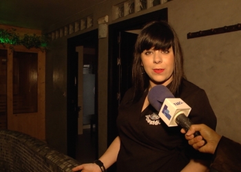 Sara de Prado, trabajadora del Spa Poseidón, explica las ofertas que tienen.