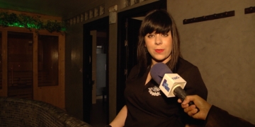 Sara de Prado, trabajadora del Spa Poseidón, explica las ofertas que tienen.