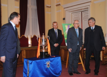 El presidente de la RFEF, Villar, en una de sus visitas a tierras melillenses.