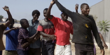 GRA237. MELILLA, 04/09/2016.- La última entrada de más de un centenar de inmigrantes subsaharianos en el salto a la valla que se ha producido hoy ha repuntado la ocupación del Centro de Estancia Temporal de Inmigrantes (CETI) de Melilla, que acoge en estos momentos a casi 900 personas, cifra cercana a su capacidad máxima. Según han informado fuentes de la Delegación del Gobierno en Melilla, antes del "salto masivo coordinado" que se ha producido a las 13.50 horas había 770 inmigrantes acogidos en el CETI, a los que hay que sumar los más de 100 que han accedido a la ciudad autónoma en este nuevo intento de entrada, el tercero en 15 días. En la foto, un grupo de inmigrantes que acaban de entrar gritan bozza (victoria). EFE/F.G Guerrero