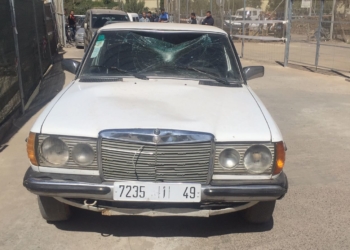 Así quedó la luna del coche que atropelló ayer a un guardia civil de servicio en el paso fronterizo de Farhana.