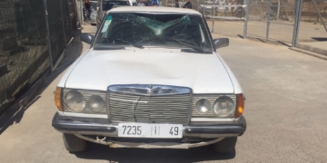 Así quedó la luna del coche que atropelló ayer a un guardia civil de servicio en el paso fronterizo de Farhana.