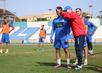 Juan Moya conversa con Jairo Izquierdo durante el último entrenamiento semanal.