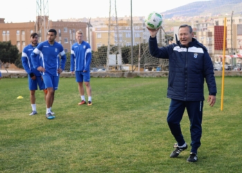El técnico de la escuadra unionista, en la sesión de entrenamiento desarrollada en la jornada de ayer.
