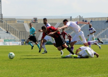 Nacho Aznar es objeto de falta por un                                                              defensor del conjunto jienense en una acción de ataque en la que el jugador melillense estaba rodeado de futbolistas rivales.