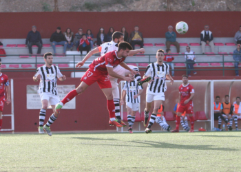 El lateral derecho melillense Farid, disputa un balón de cabeza con el jugador del CD Rincón, Javi López, en el partido disputado en la tarde de ayer y que acabó con derrota del River. Foto: Jesús Hurtado.