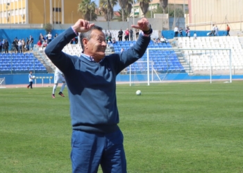 Juan Moya celebra la victoria en el momento en que el colegiado señaló el final del encuentro frente al Atlético Sanluqueño.