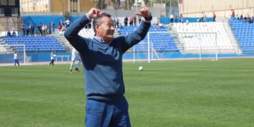 Juan Moya celebra la victoria en el momento en que el colegiado señaló el final del encuentro frente al Atlético Sanluqueño.