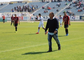 Josu Uribe da instrucciones desde la banda del Nuevo Estadio La Victoria en el encuentro disputado en la matinal de ayer domingo