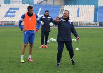 Juan Moya le explica a David Cubillas lo que quiere de él en los partidos