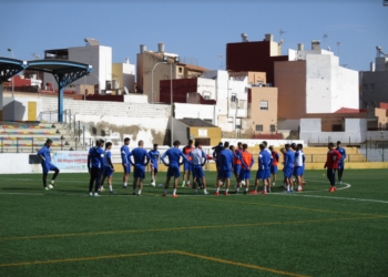 La plantilla azulina se ejercitó en la mañana de ayer sobre el césped artificial del campo federativo de La Espiguera.