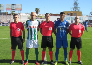 Los capitanes de ambas escuadras posan con los colegiados antes del inicio del choque de la primera vuelta.
