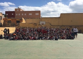 Foto de familia de los componentes del Melilla Baloncesto con los alumnos y profesores del León Solá.