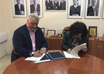 Momento de la firma del convenio suscrito entre ambas entidades.