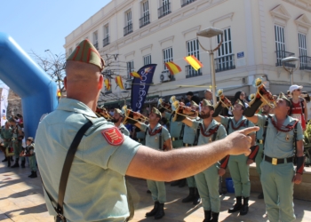 La Banda de Guerra pone el colorido especial.