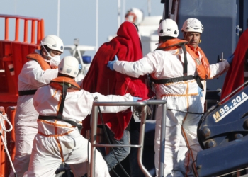 Llegada al puerto de Almería de los 34 inmigrantes de origen subsahariano, entre ellos un niño y cuatro mujeres, una de ellas embarazada, que fueron rescatados hoy de una patera interceptada a 7,5 millas náuticas de la isla de Alborán. EFE/Carlos Barba