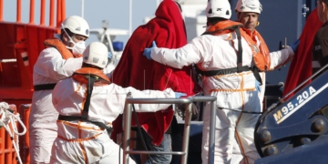 Llegada al puerto de Almería de los 34 inmigrantes de origen subsahariano, entre ellos un niño y cuatro mujeres, una de ellas embarazada, que fueron rescatados hoy de una patera interceptada a 7,5 millas náuticas de la isla de Alborán. EFE/Carlos Barba