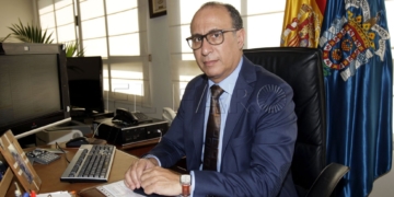 GRA024. MELILLA, 11/03/2017.- El delegado del Gobierno en Melilla, Abdelmalik El Barkani, durante una entrevista con Efe en la que asegura que la Unión Europea necesita una política común para acabar con la inmigración clandestina en manos de las mafias en fronteras como la valla de la ciuad autónoma, aunque no es comparable al muro anunciado por Donald Trump. EFE/F.G. Guerrero