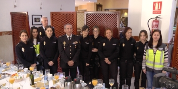 Foto de familia de varias agentes de la Policía Nacional de Melilla acompañaron ayer al jefe superior, José Ángel González, en un encuentro con la prensa con motivo del Día Internacional de la Mujer.