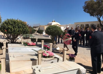 Imágenes de la ceremonia celebrada anteayer en el cementerio en homenaje a los dos bomberos fallecidos en 1944.