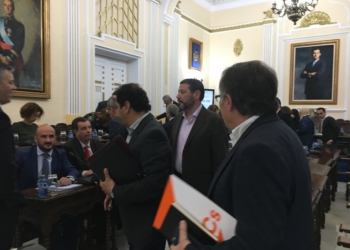 El Pleno extraordinario de ayer, que aprobó inicialmente las cuentas de 2017, apenas duró cerca de una hora.