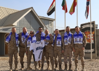 Militares melillenses que están destinados en el Líbano e Irak, en su apoyo al Melilla BC y la UD Melilla para esta temporada.